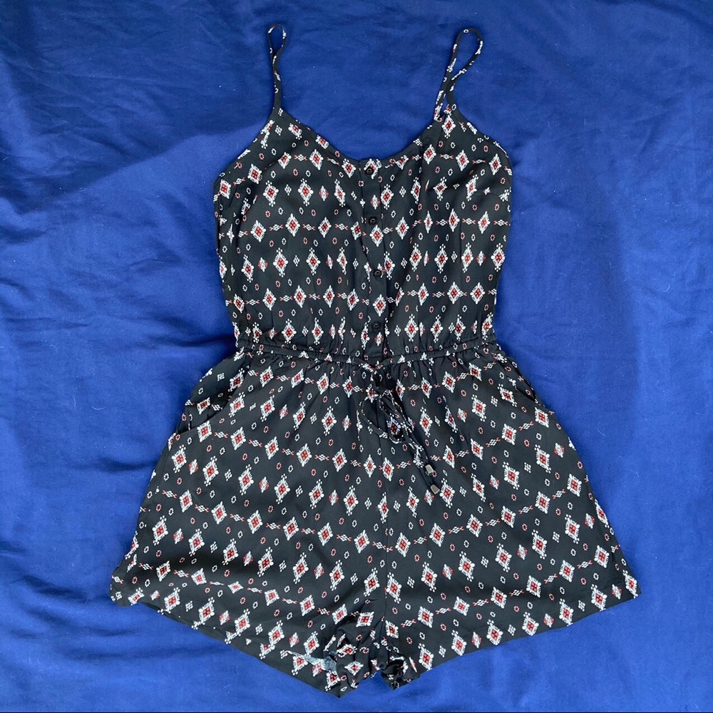 Black geometrical patterned romper 🌹
